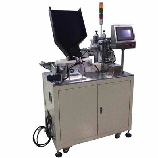 Máquina de etiquetas de rosca conectando com máquina de classificação de células de bateria cilíndrica para montagem de bateria