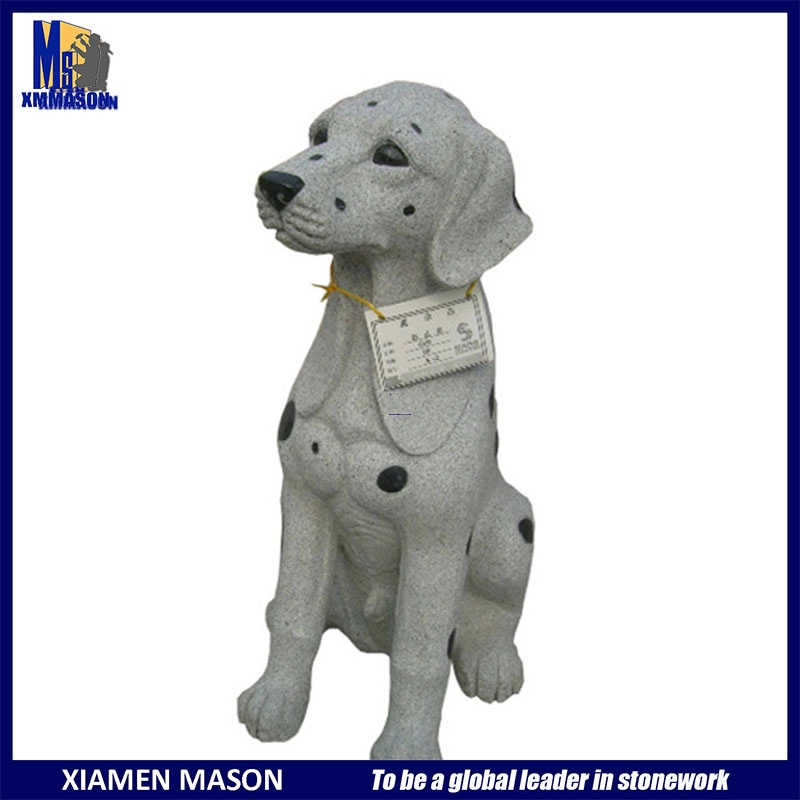 Escultura de cachorro animal esculpida à mão em pedra de granito ao ar livre