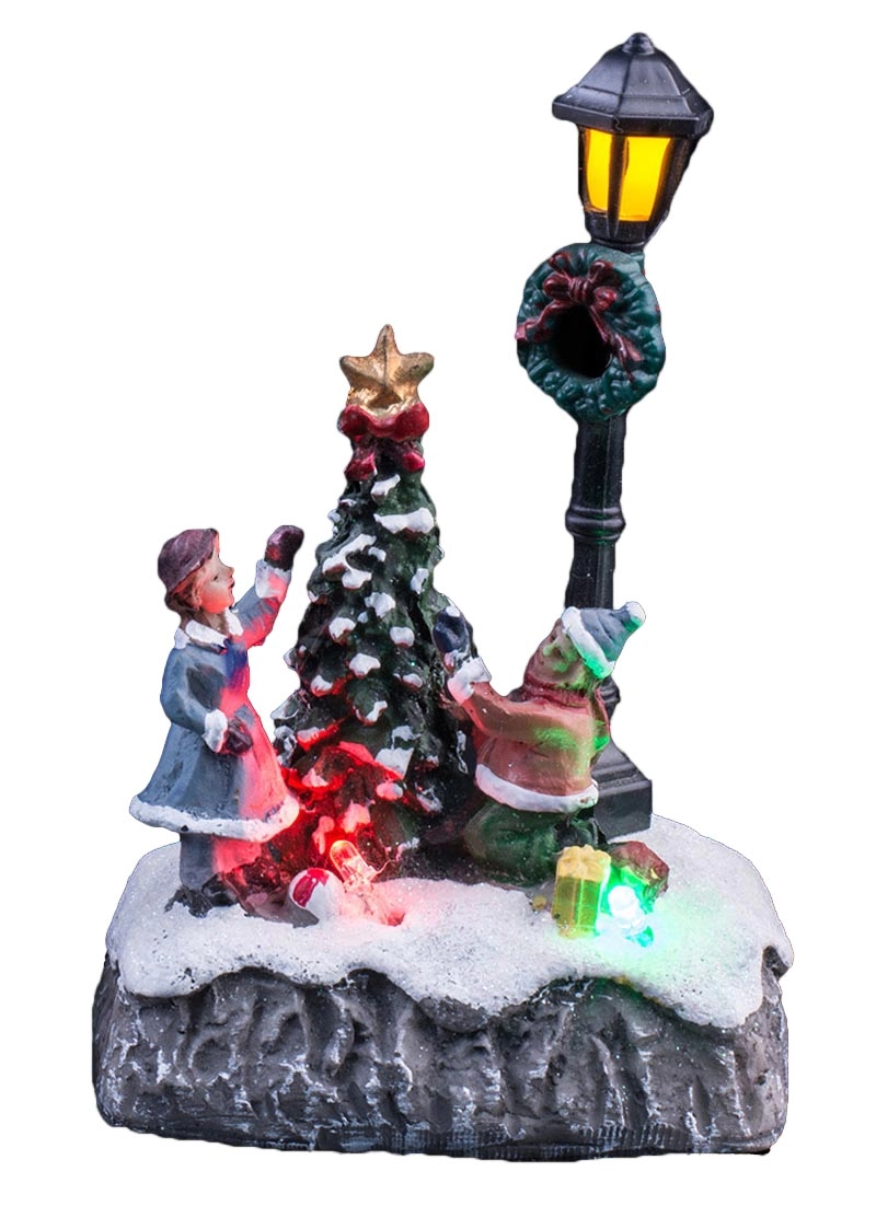 Cena de Natal iluminada com crianças decorar a árvore de Natal