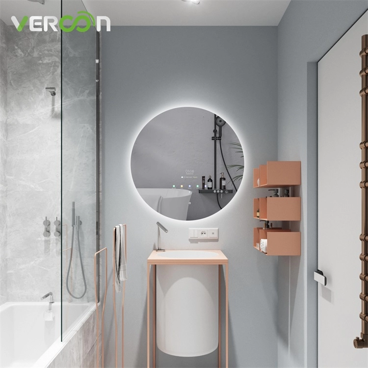 Banheiro com espelho redondo retroiluminado com exibição de tempo em estilo moderno