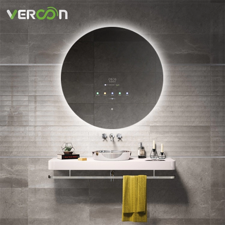 Banheiro com espelho redondo retroiluminado com exibição de tempo em estilo moderno