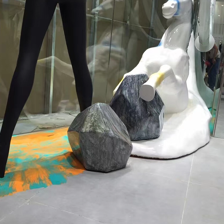 Escultura de cavalo decorativa em fibra de vidro