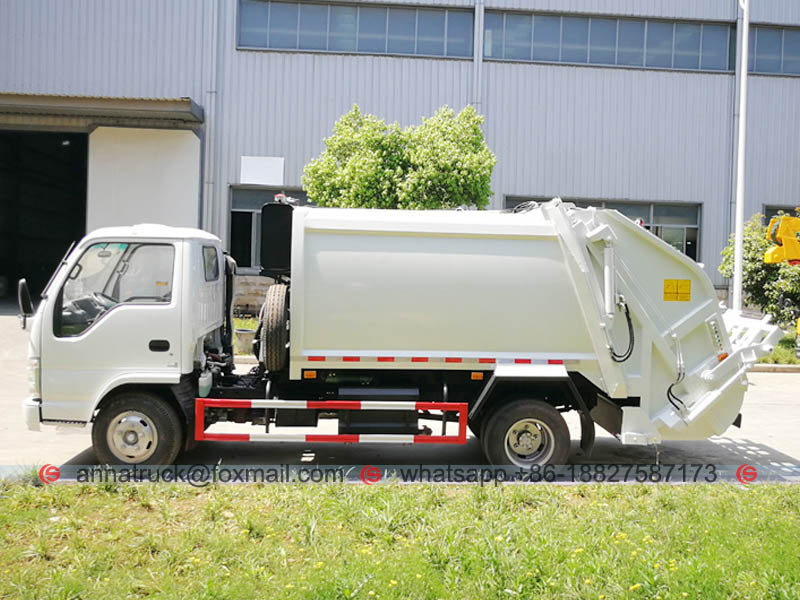 4 cbm Compressed Garbage Truck-Left Side