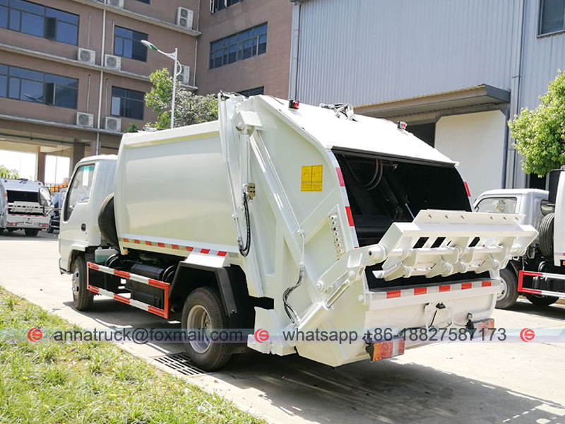 4 CBM Compressed Garbage Truck-Left Back