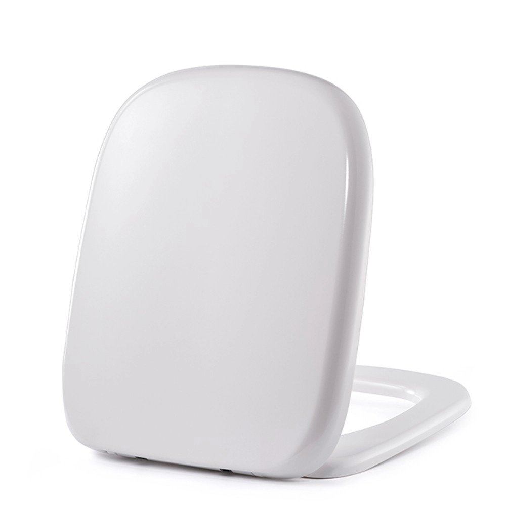casa de banho embrulhada sobre a tampa do assento do vaso sanitário branco em forma de D