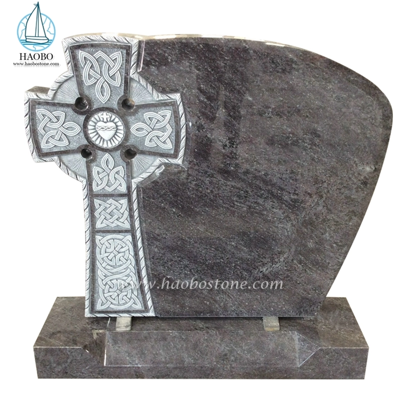 Lápide esculpida em granito azul das Bahamas com cruz celta da névoa
