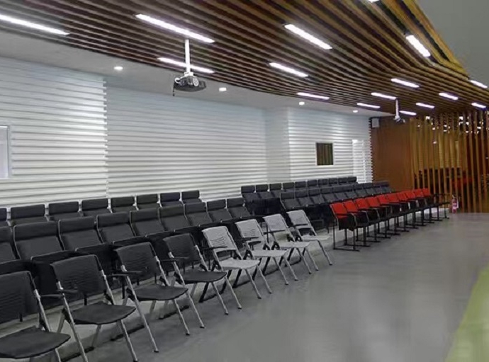 Sala de reuniões com luz de tira LED