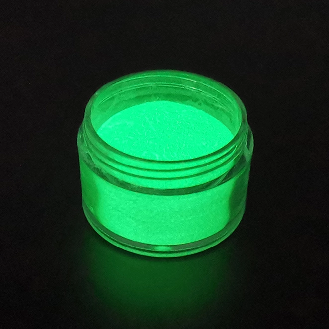 Brilho verde fluorescente brilhante de absorção rápida no pó escuro
