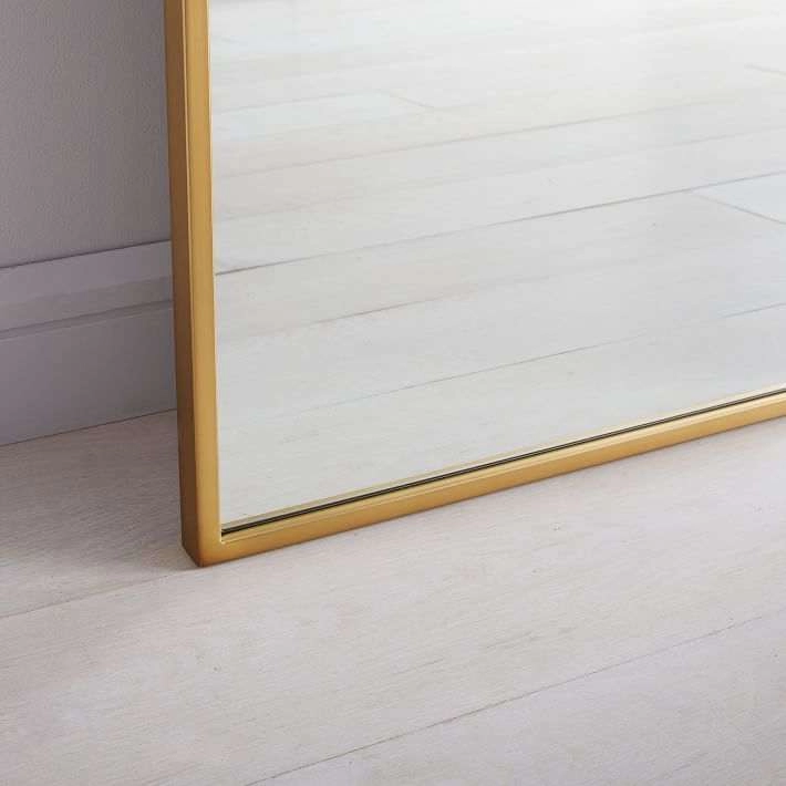 Espelhos de chão em arco de metal dourado