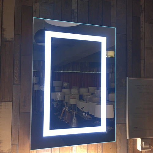 Armário de espelho de banheiro iluminado por LED com tomada para barbeador