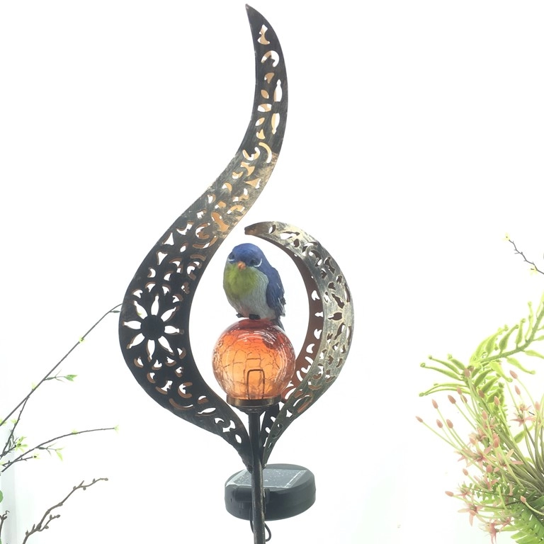 Bola de vidro de metal com luzes de paisagem solar crepitante com pássaro para jardim