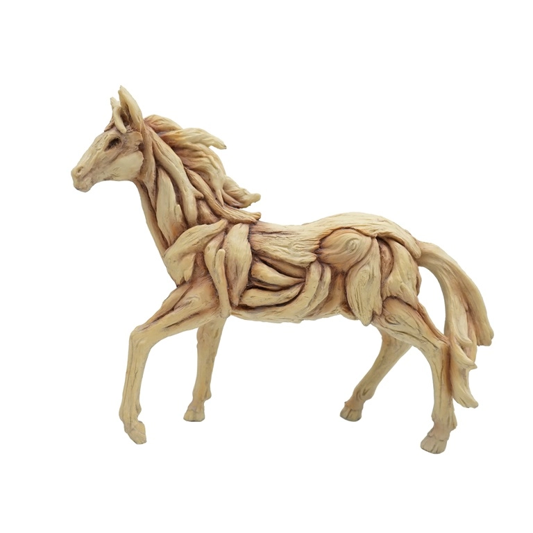 Posando estátua de cavalo em um acabamento de madeira flutuante de resina rústica