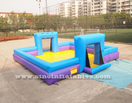 Campo de futebol de sabão inflável para crianças ao ar livre de 28x25 pés para jogos interativos
