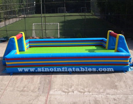 Campo de futebol de sabão inflável para crianças grandes de 10x5m com piso de camada dupla para entretenimentos de futebol