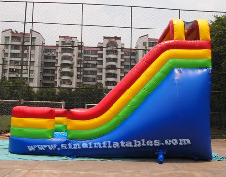 Corrediça inflável seca e molhada com trilho alto arco-íris de 18 pés com pista única