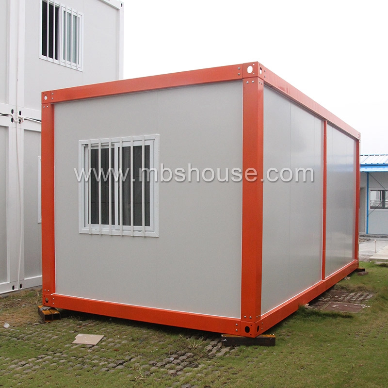 Pequena casa pré-fabricada de contêineres com conjunto de acessórios de banheiro